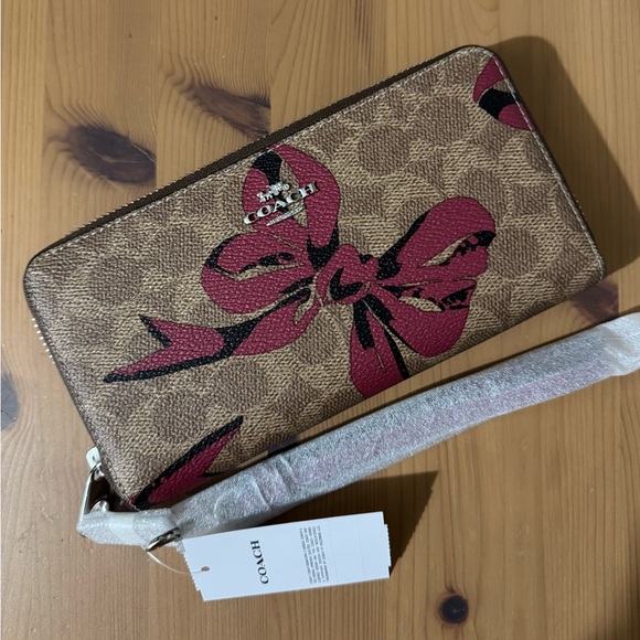 🎁 Coach Long Zip Around Wallet In Signature Canvas With Bow Print - Picture 2 of 9
